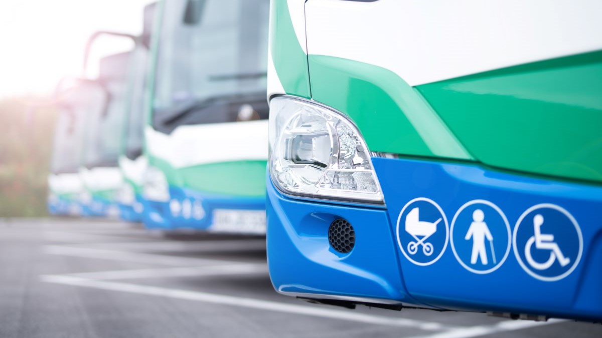 Verkehrsbusse in einer Reihe Verkehrsbusse in einer Reihe