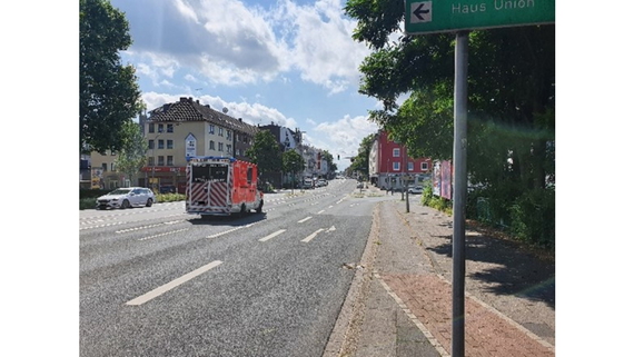 Zum Artikel Ein Rettungswagen fährt auf eine Kreuzung mit Lichtsignalanlage zu