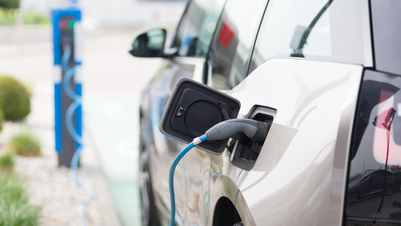 E-Auto an einer E-Tankstelle E-Auto an einer E-Tankstelle