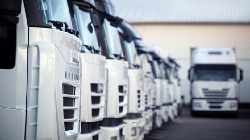 Foto: mehrere Lastkraftwagen in einer Reihe Foto: mehrere Lastkraftwagen in einer Reihe