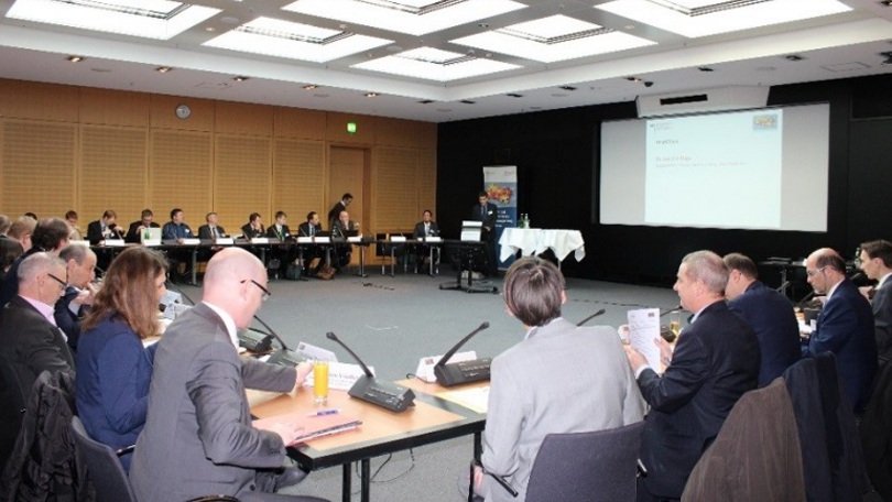 Referenten des Workshops „Hybrid-Oberleitungs-Lkw: Potenziale zur Elektrifizierung des schweren Güterverkehrs“ Referenten des Workshops „Hybrid-Oberleitungs-Lkw: Potenziale zur Elektrifizierung des schweren Güterverkehrs“