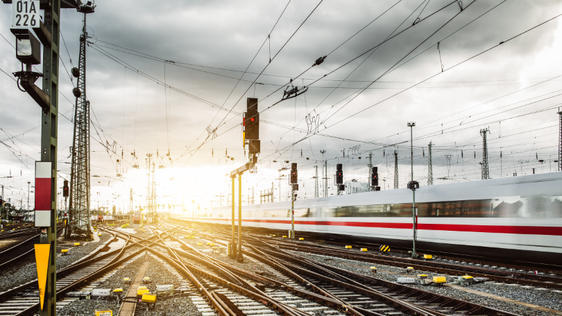 Ein ICE verlässt den Hauptbahnhof in Frankfurt Ein ICE verlässt den Hauptbahnhof in Frankfurt