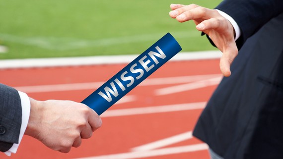 Ein Staffelstab mit der Aufschrift „Wissen" wird weitergereicht. Ein Staffelstab mit der Aufschrift „Wissen" wird weitergereicht.