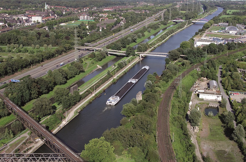 Luftaufnahme Schifffahrtskanal und Autobahn Luftaufnahme Schifffahrtskanal und Autobahn