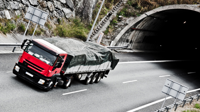 Lastkraftwagen verlässt Tunnel Lastkraftwagen verlässt Tunnel