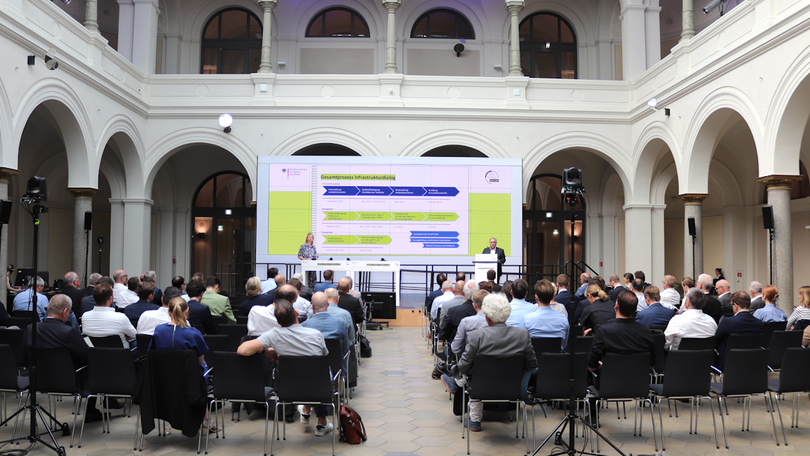 Sitzende Menschen im Plenarsaal zur Veranstaltung "der Infrastrukturdialog" Sitzende Menschen im Plenarsaal zur Veranstaltung "der Infrastrukturdialog"