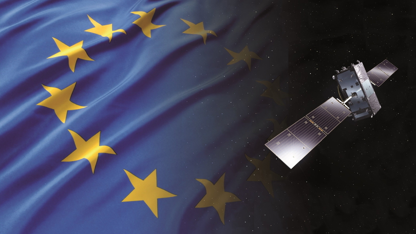 Illustration eines Satelliten im Orbit neben einer Flagge der Europäischen Union Illustration eines Satelliten im Orbit neben einer Flagge der Europäischen Union