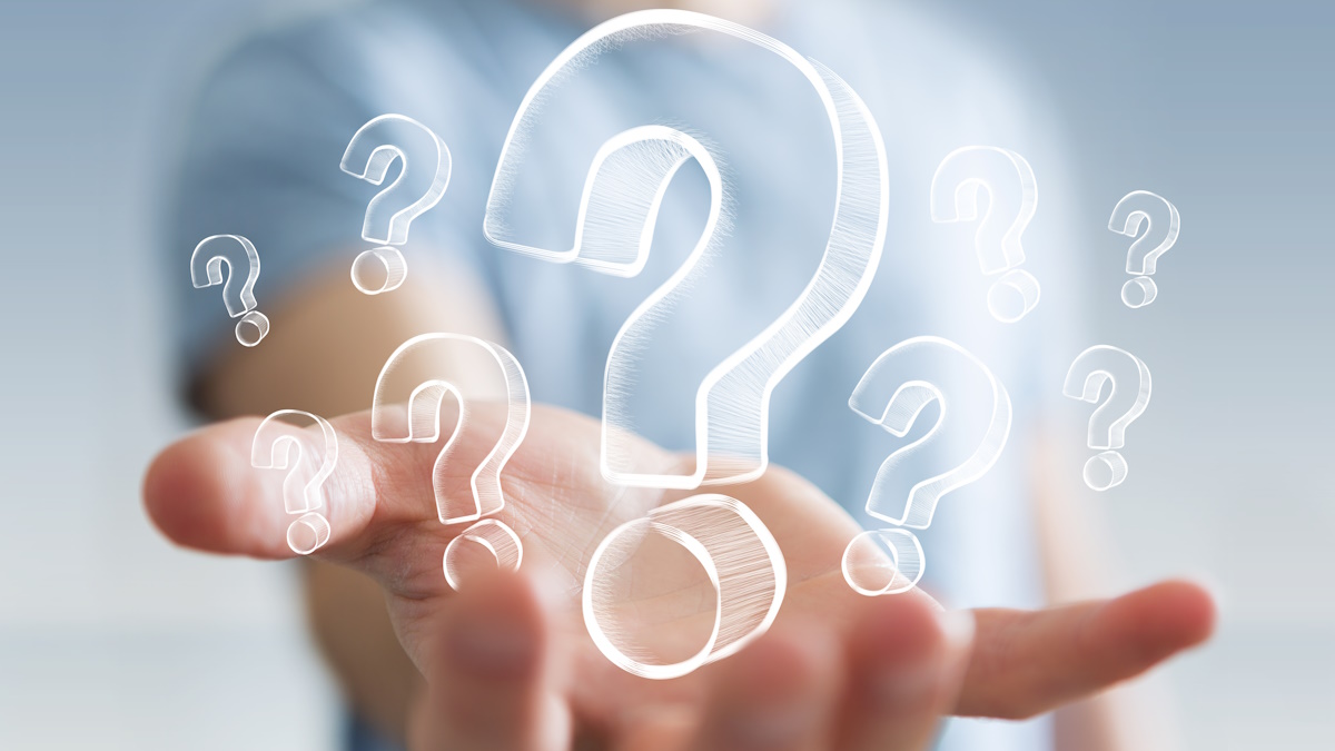 Eine Person streckt die geöffnete Hand zur Kamera. Darüber befinden sich mehrere handgezeichnete Fragezeichen. Eine Person streckt die geöffnete Hand zur Kamera. Darüber befinden sich mehrere handgezeichnete Fragezeichen.