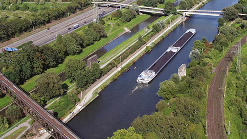 Ein Binnenschiff fährt auf einem Fluss Ein Binnenschiff fährt auf einem Fluss