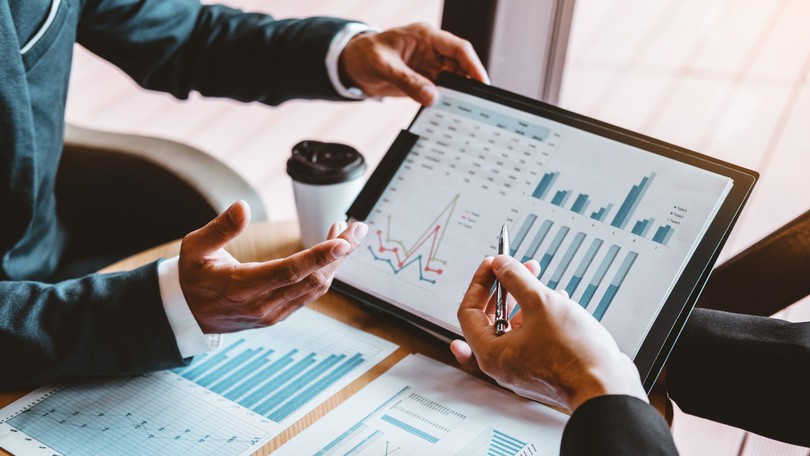 Zwei Männer sprechen über Statistiken und Grafiken Zwei Männer sprechen über Statistiken und Grafiken