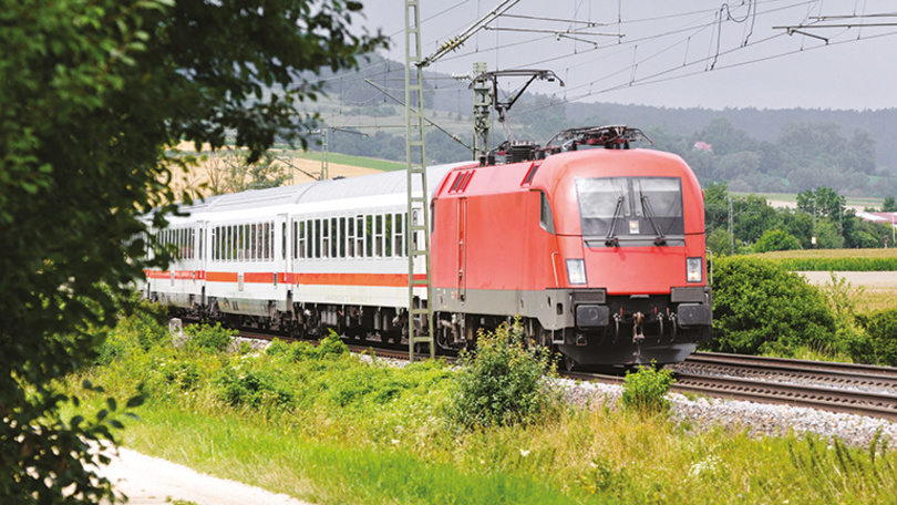 Zug fährt durch Landschaft Zug fährt durch Landschaft