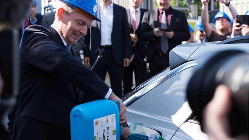 Volker Wissing betankt Auto mit den ersten Litern E-Fuel Benzin Volker Wissing betankt Auto mit den ersten Litern E-Fuel Benzin