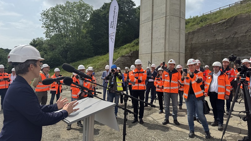 A45: Talbrücke Rinsdorf inklusive Pfeiler und Fundamenten verschoben A45: Talbrücke Rinsdorf inklusive Pfeiler und Fundamenten verschoben