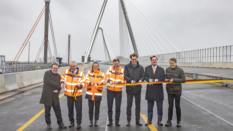 Gruppenfoto mit Oliver Luksic bei der feierlichen Freigabe des ersten Teilbauwerks der Rheinbrücke bei Leverkusen Gruppenfoto mit Oliver Luksic bei der feierlichen Freigabe des ersten Teilbauwerks der Rheinbrücke bei Leverkusen