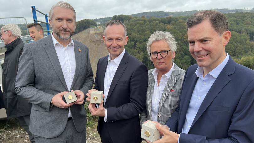 Gruppenbild: Bei einem Besuch der Baustelle setzte der Bundesverkehrsminister einen Vermessungspunkt für den Bau der neuen Talbrücke. Gruppenbild: Bei einem Besuch der Baustelle setzte der Bundesverkehrsminister einen Vermessungspunkt für den Bau der neuen Talbrücke.