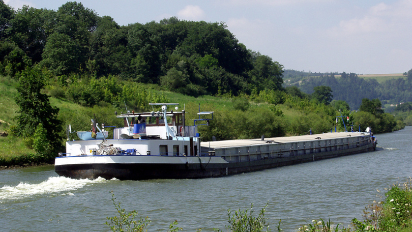 Lastschiff auf Fluss, Straßen, Brücken, Schienen Lastschiff auf Fluss, Straßen, Brücken, Schienen