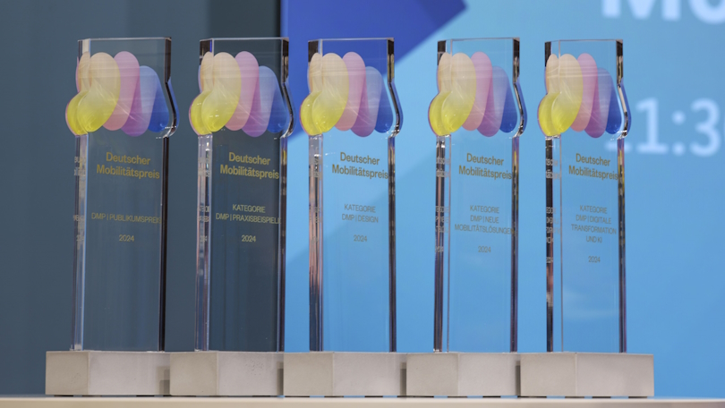 Die Trophäen des Deutschen Mobilitätspreises 2024 in einer Reihe Die Trophäen des Deutschen Mobilitätspreises 2024 in einer Reihe