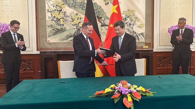Volker Wissing und Zhuang Rongwen, Direktor der Cyberspace-Verwaltung der Volksrepublik China, bei der Unterzeichnung der Absichtserklärung Volker Wissing und Zhuang Rongwen, Direktor der Cyberspace-Verwaltung der Volksrepublik China, bei der Unterzeichnung der Absichtserklärung