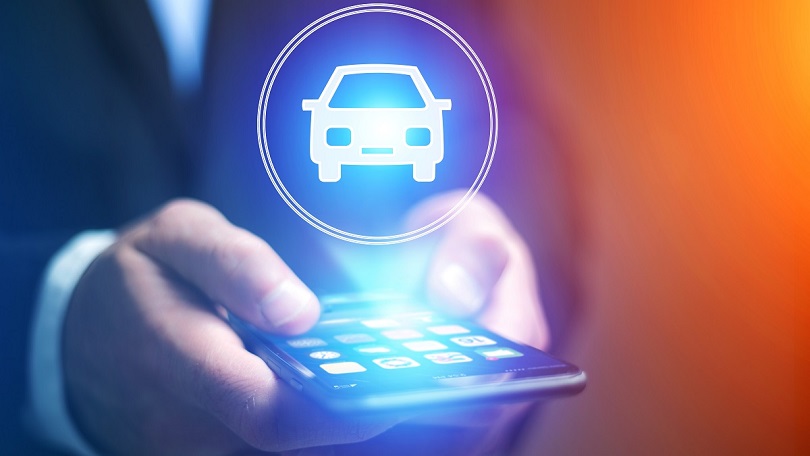 Zwei Hände halten ein Smartphone, über dem ein Icon mit einem Auto abgebildet ist. Zwei Hände halten ein Smartphone, über dem ein Icon mit einem Auto abgebildet ist.