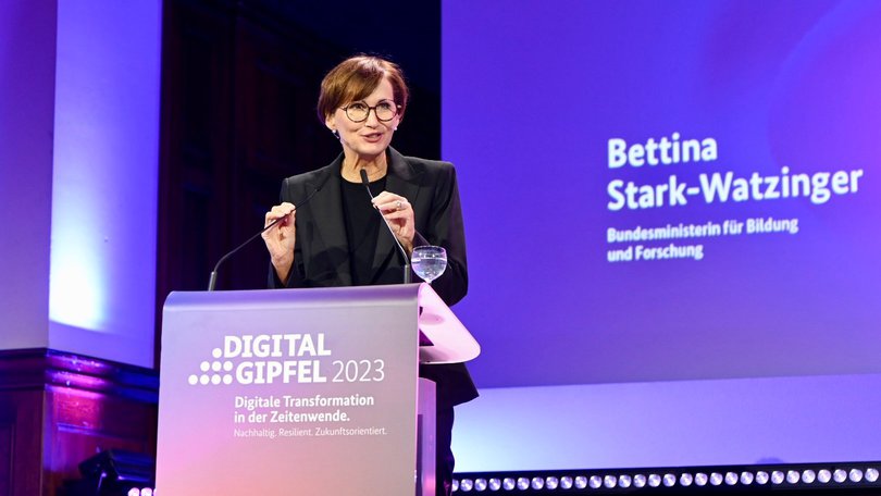 Bettina Stark-Watzinger spricht am Rednerpult Bettina Stark-Watzinger spricht am Rednerpult