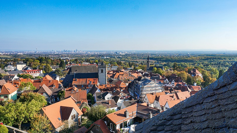 Blauer Himmel über einer Stadt Blauer Himmel über einer Stadt