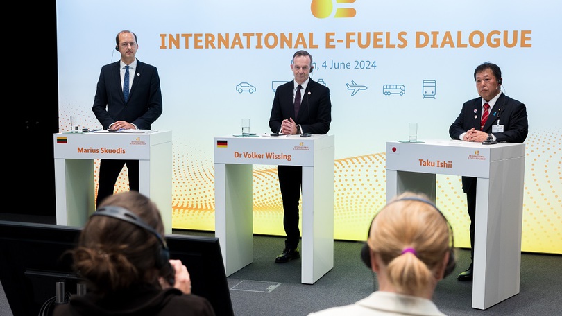 Marius Skuodis, Verkehrsminister aus Litauen, Volker Wissing und Taku Ishii, japanischer Parlamentarischer Vizeminister für Wirtschaft, Handel und Industrie beim International E-Fuels Dialogue 2024 Marius Skuodis, Verkehrsminister aus Litauen, Volker Wissing und Taku Ishii, japanischer Parlamentarischer Vizeminister für Wirtschaft, Handel und Industrie beim International E-Fuels Dialogue 2024
