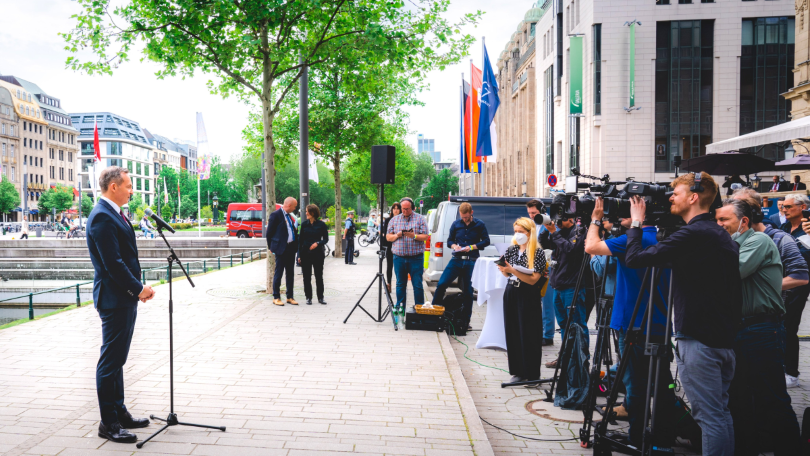 G7 Düsseldorf: Bundesminister Volker Wissing hält sein G7-Auftaktstatement in Düsseldorf draußen vor Journalisten G7 Düsseldorf: Bundesminister Volker Wissing hält sein G7-Auftaktstatement in Düsseldorf draußen vor Journalisten