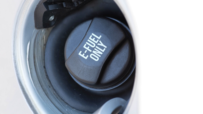 Einfüllöffnung eines Tanks mit der Aufschrift „E-FUEL ONLY“ Einfüllöffnung eines Tanks mit der Aufschrift „E-FUEL ONLY“