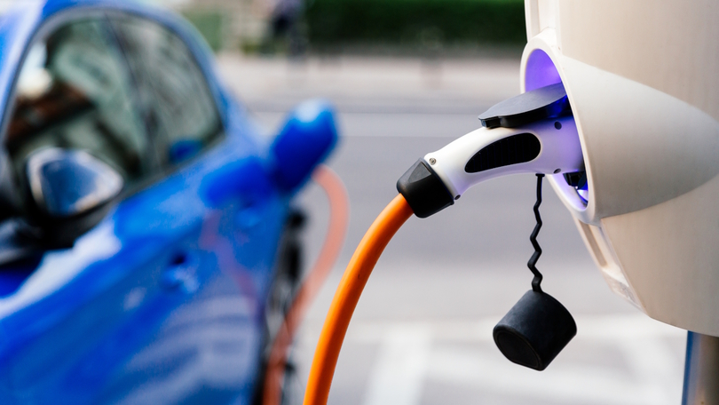Ein Elektroauto lädt an einer Ladesäule Ein Elektroauto lädt an einer Ladesäule