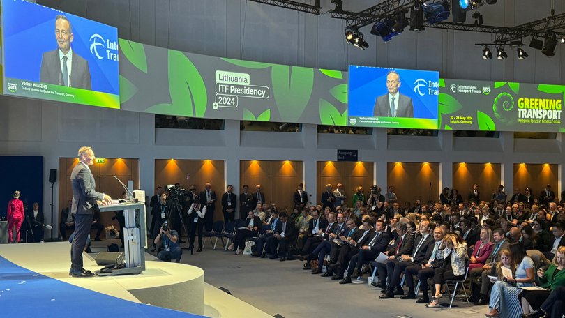 In der linken Bildhälfte spricht Volker Wissing auf der Bühne beim International Transport Forum 2024 in Leipzig. In der rechten Bildhälfte ist das Publikum zu sehen. In der linken Bildhälfte spricht Volker Wissing auf der Bühne beim International Transport Forum 2024 in Leipzig. In der rechten Bildhälfte ist das Publikum zu sehen.