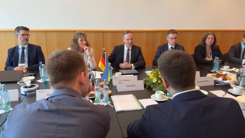 Volker Wissing im Gespräch mit SerhiyDerkach, dem stellvertretenden Minister für Gemeinden, Gebiete und Infrastrukturentwicklung der Ukraine Volker Wissing im Gespräch mit SerhiyDerkach, dem stellvertretenden Minister für Gemeinden, Gebiete und Infrastrukturentwicklung der Ukraine