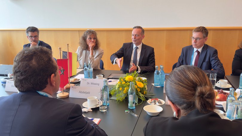 Volker Wissing im Gespräch mit Mohammed Abdeljalil, Minister für Verkehr und Logistik aus Marokko Volker Wissing im Gespräch mit Mohammed Abdeljalil, Minister für Verkehr und Logistik aus Marokko