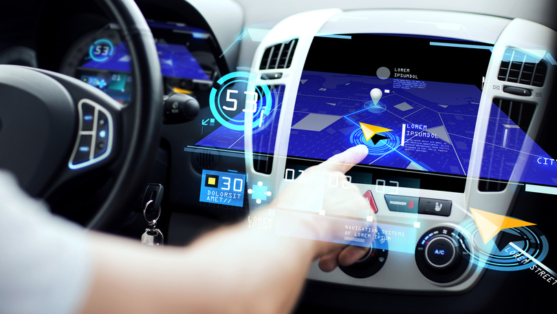 Männliche Hand bedient Naviagtionsgerät in einem Auto Männliche Hand bedient Naviagtionsgerät in einem Auto