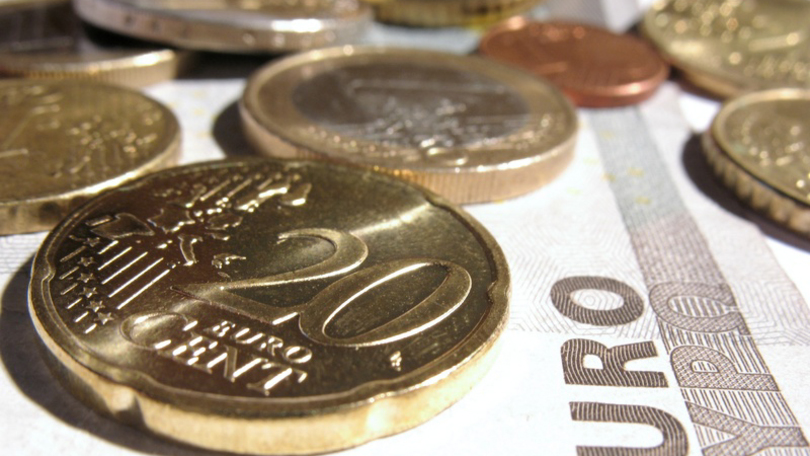 Münzen auf einem Geldschein Münzen auf einem Geldschein