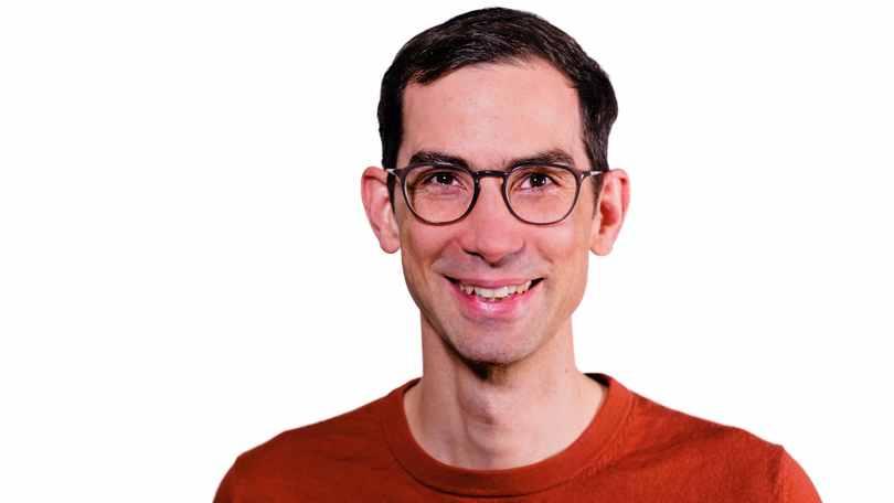 Portrait von einem lächelnden Holger Dieterich vor einem weißen Hintergrund Portrait von einem lächelnden Holger Dieterich vor einem weißen Hintergrund