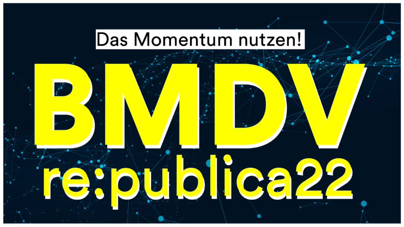 Auf dunkelblauem Hintergund sind hellblaue Lichtpunkte zu sehen. Im Vordergrund ist zu lesen: „Das Momentum nutzen! BMDV re:publica22“ Auf dunkelblauem Hintergund sind hellblaue Lichtpunkte zu sehen. Im Vordergrund ist zu lesen: „Das Momentum nutzen! BMDV re:publica22“