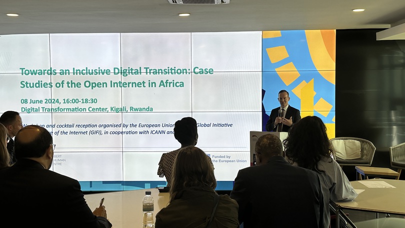 Volker Wissing in Ruanda bei einer Rede vor einer digitalen Präsentationswand Volker Wissing in Ruanda bei einer Rede vor einer digitalen Präsentationswand