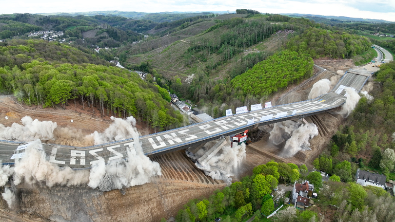 Foto der Sprengung der Talbrücke Rahmede von oben Foto der Sprengung der Talbrücke Rahmede von oben