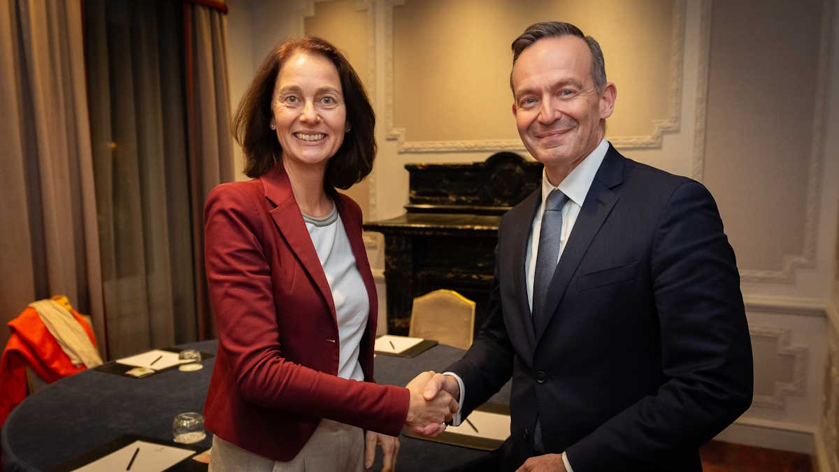 Bundesminister Volker Wissing und Katarina Barley, Vizepräsidentin des Europäischen Parlaments, schütteln sich die Hand und blicken lächelnd in die Kamera. Bundesminister Volker Wissing und Katarina Barley, Vizepräsidentin des Europäischen Parlaments, schütteln sich die Hand und blicken lächelnd in die Kamera.
