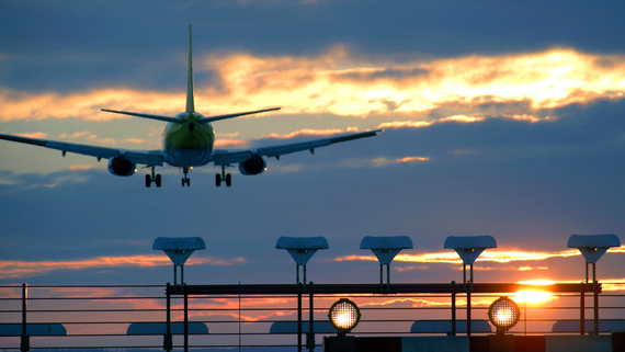 Flugzeug am Abendhimmel Flugzeug am Abendhimmel