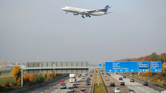Flugzeug über Autobahn Flugzeug über Autobahn