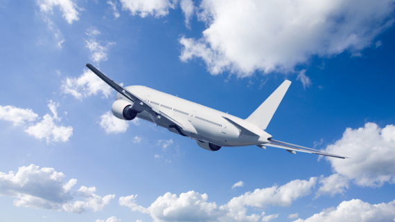 Ein Flugzeug fliegt am Himmel Ein Flugzeug fliegt am Himmel