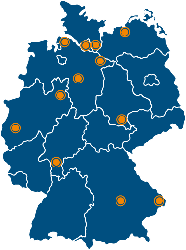 Blaue Deutschlandkarte ohne Beschriftung. Die Standorte der zwölf Modellprojekte werden durch einen orangefarbenen Punkt hervorgehoben. Blaue Deutschlandkarte ohne Beschriftung. Die Standorte der zwölf Modellprojekte werden durch einen orangefarbenen Punkt hervorgehoben.
