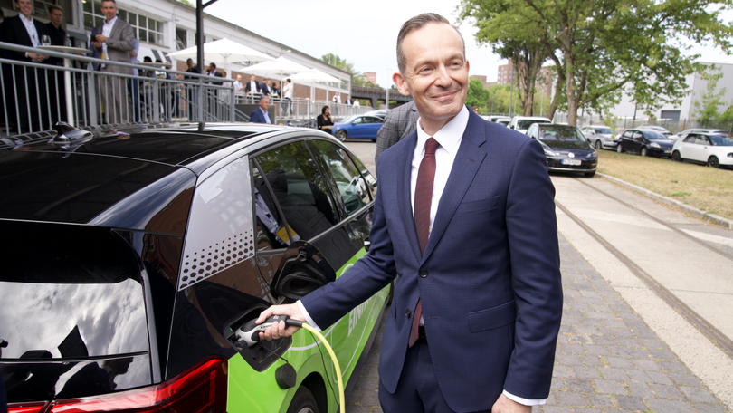 Volker Wissing am Elektroauto Volker Wissing am Elektroauto