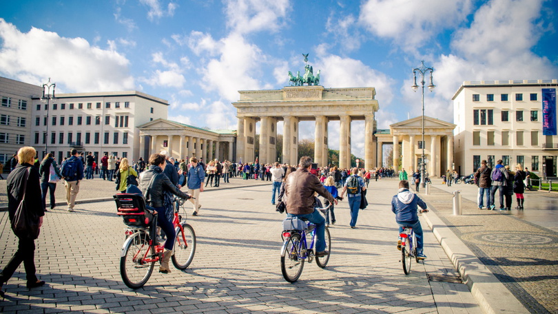 Radfahrer am Brandenburger Tor in Berlin Radfahrer am Brandenburger Tor in Berlin