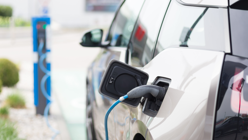 E-Auto an einer Ladestation E-Auto an einer Ladestation