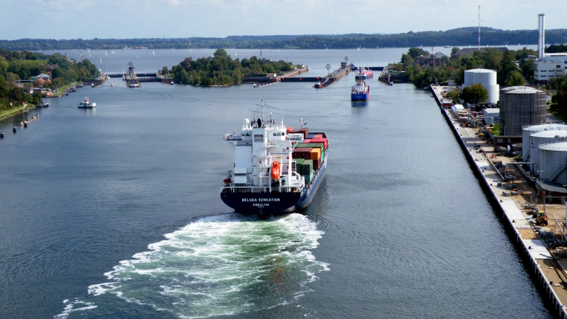 Schiff im Nord-Ostsee-Kanal Schiff im Nord-Ostsee-Kanal