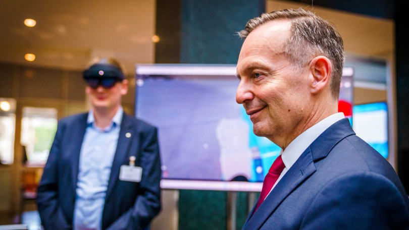Volker Wissing diskutiert mit Expertinnen und Experten mögliche Anwendungsfelder immersiver Technologien und lässt sich Exponate zeigen. Volker Wissing diskutiert mit Expertinnen und Experten mögliche Anwendungsfelder immersiver Technologien und lässt sich Exponate zeigen.