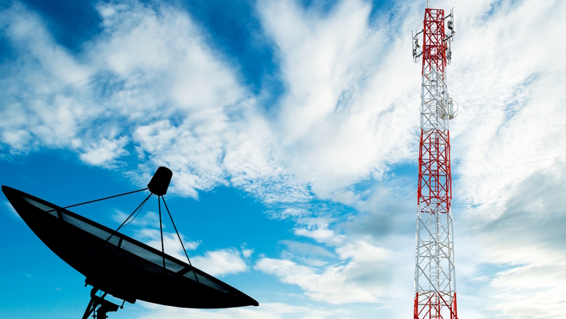 Kommunikationsanlage mit Satelliten-Schüssel vor einem bewölkten Himmel Kommunikationsanlage mit Satelliten-Schüssel vor einem bewölkten Himmel