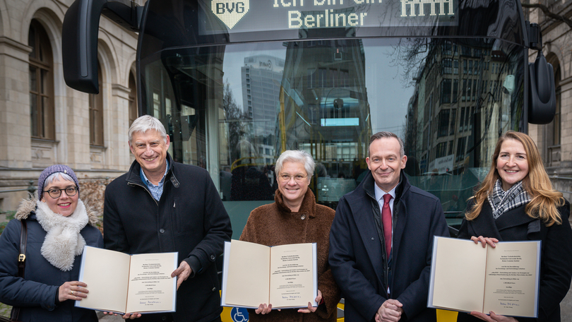 Volker Wissing mit weiteren Personen vor einem klimafreundlichen BVG E-Bus in Berlin Volker Wissing mit weiteren Personen vor einem klimafreundlichen BVG E-Bus in Berlin